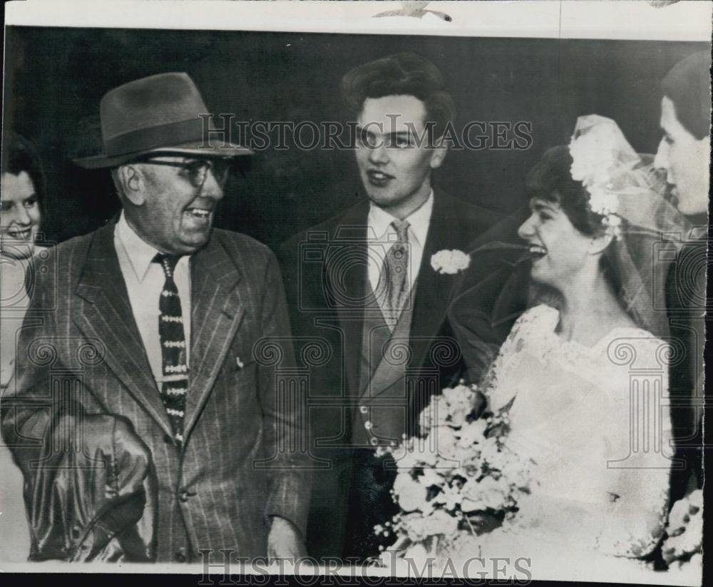 1957 Press Photo George Machen of Cedar Rapids crashed into the wedding - Historic Images