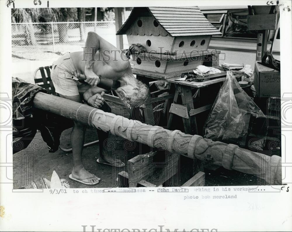 1981 Press Photo woodcarver Paul Davis working on totem pole - RSL69613 - Historic Images