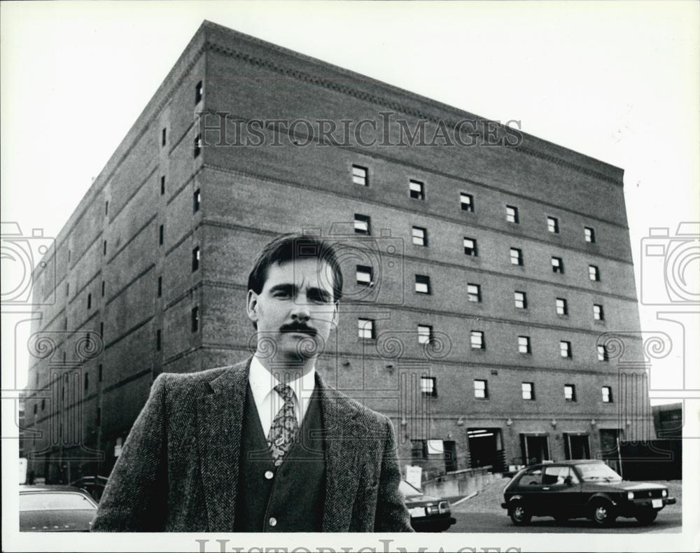 1988 Press Photo Coast Guard Building Director Bruce Chadbourne - RSL00469 - Historic Images