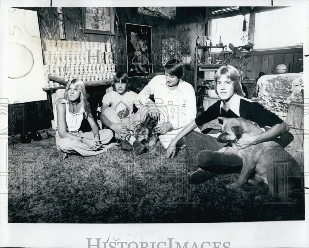 1978 Press Photo Jim, Mark, Julie,Wendi West &amp; their pets in Florida home - Historic Images