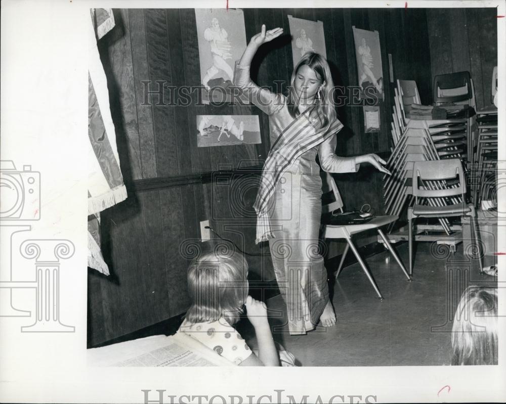 1972 Press Photo Esther Sahlberg, does a dance for a library program - RSL68295 - Historic Images