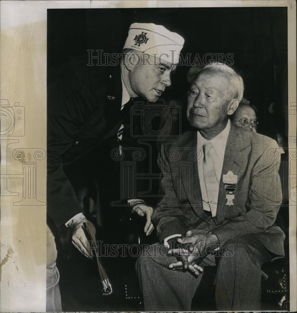 1954 Press Photo South Korean Pres Syngman Rhee & Veteran Speaking About War - Historic Images