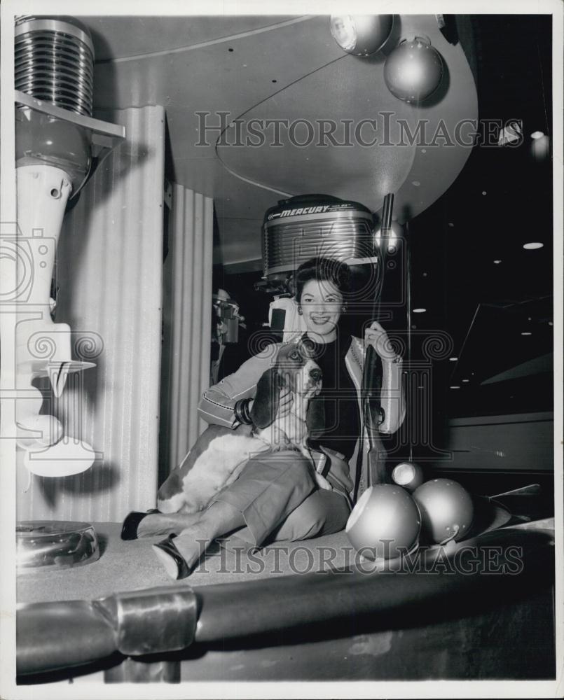 1956 Press Photo Model Christy Clark and Bassett Hound Blondie hunting attire - Historic Images