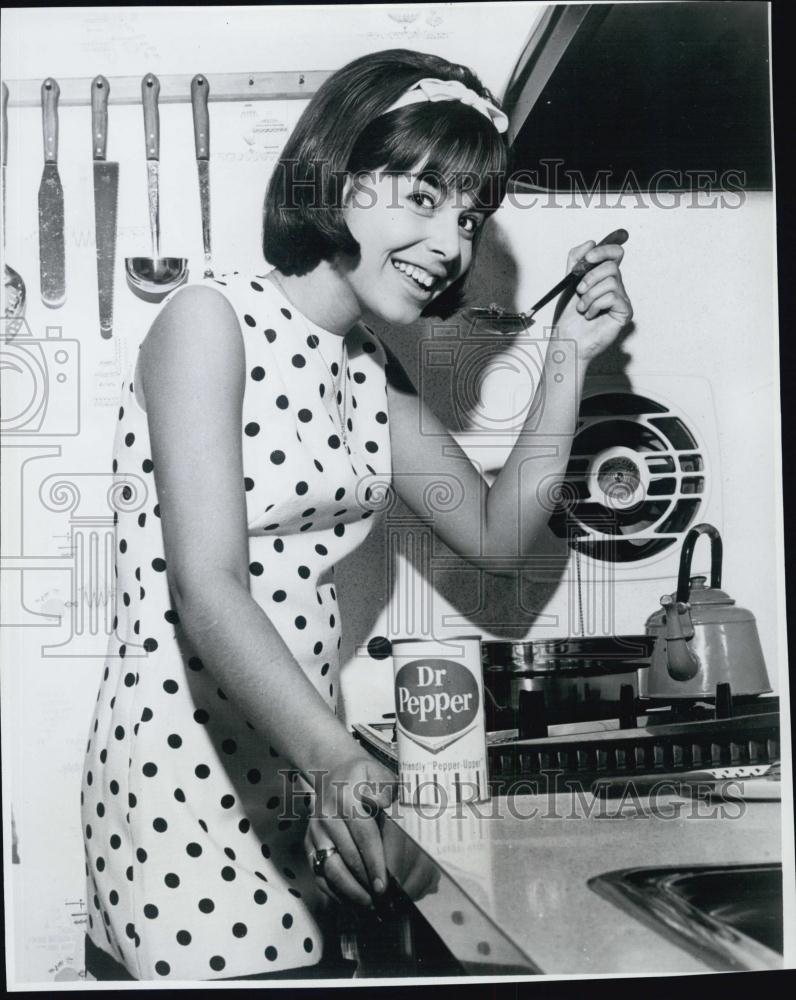 1966 Press Photo Miss Teenage America Colette Daiute Samples Spoonburgers Recipe - Historic Images