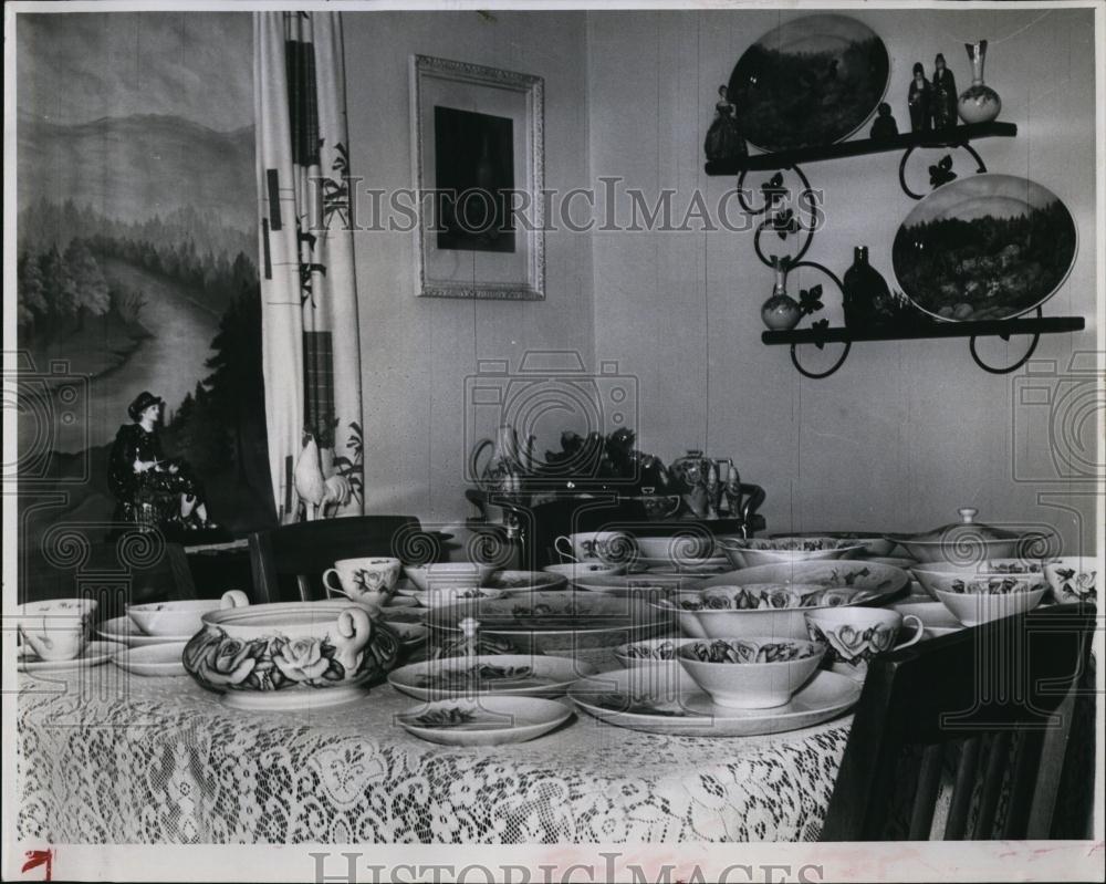 1966 Press Photo Holiday dinner table &amp; art at home of Mrs Walker - RSL97987 - Historic Images