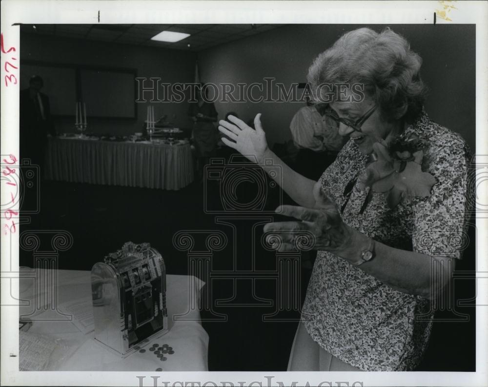 1986 Press Photo Helen Kazanecki Retires from North Suncoast Bureau - RSL99401 - Historic Images