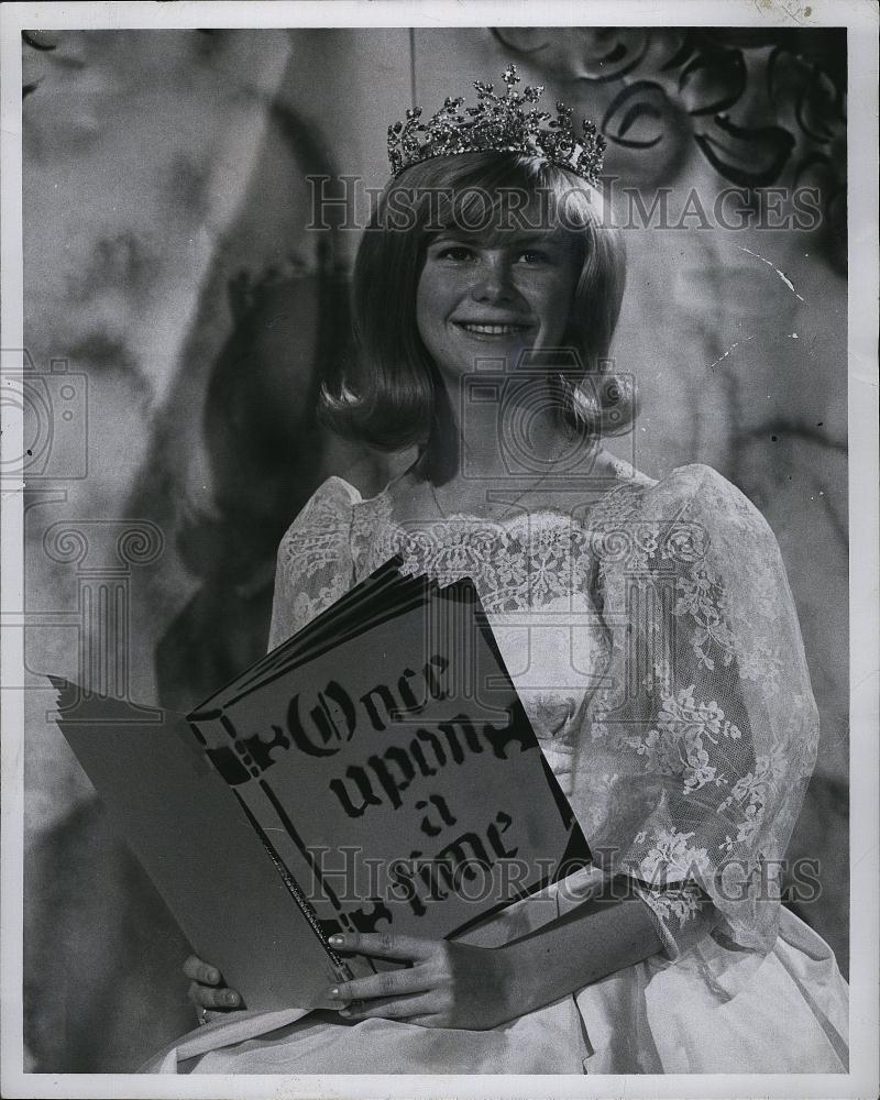 1965 Press Photo Sandra Olson Queen University Massachusetts Winter Carnival - Historic Images