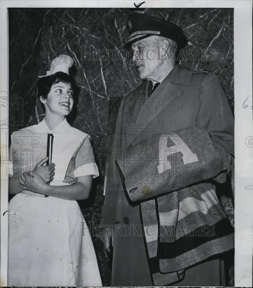 1960 Press Photo Lt Gen Blackshear M Bryan, student nurse Sheila Hysler - Historic Images