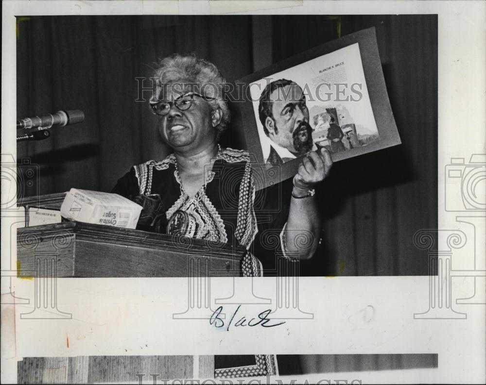 1977 Press Photo Dorothy Thompson, Retired Head of Physical Education Dept - Historic Images