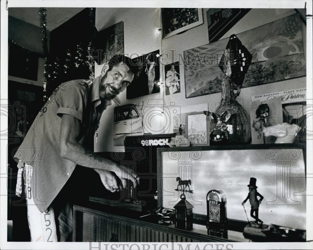 1978 Press Photo Chuck Miller usually listening to his record collection at home - Historic Images