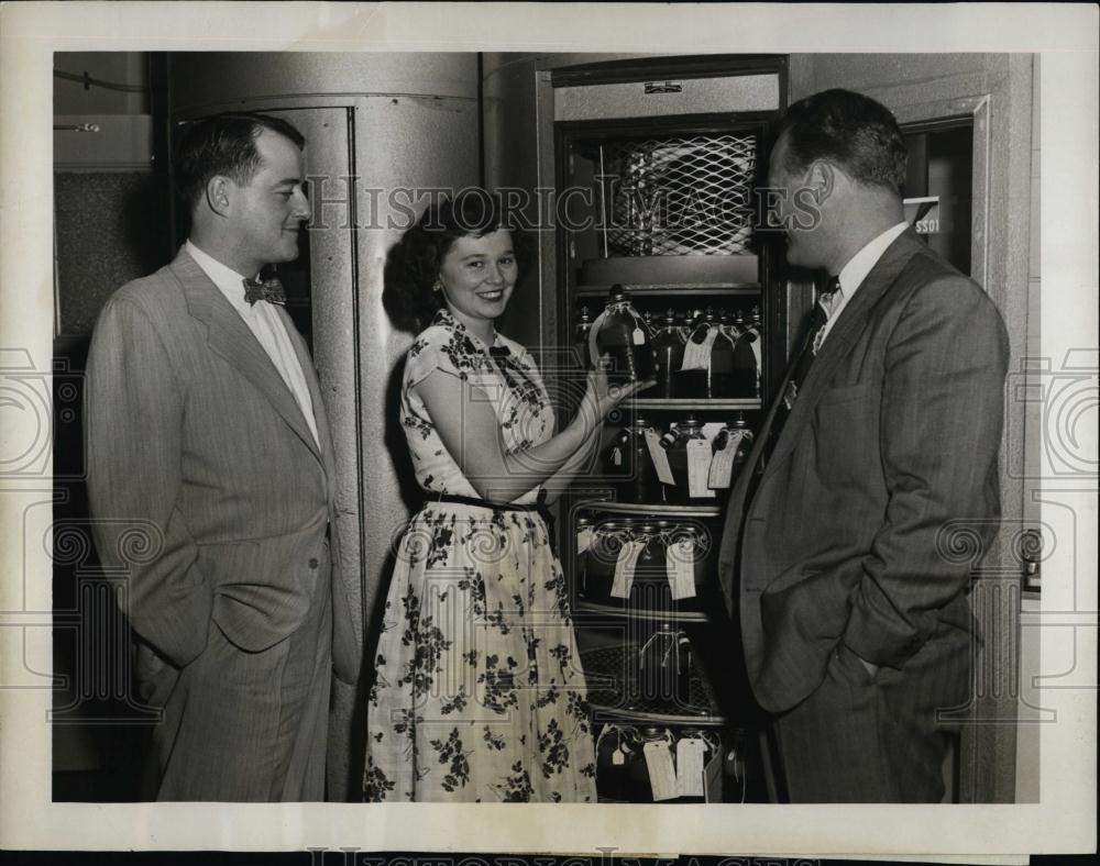 1950 Press Photo 200th Blood Donor Red Cross Mary Cooper, William Daley, William - Historic Images