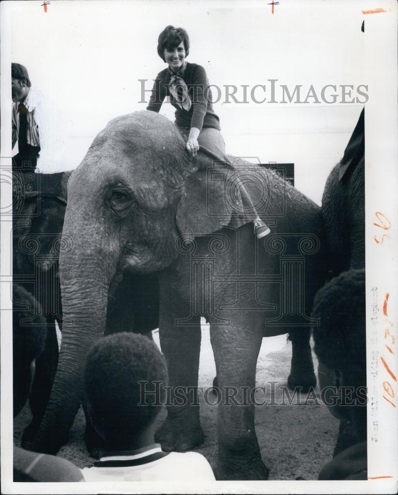 1975 Press Photo Betty Jean Miller, Staff Writer - RSL64243 - Historic Images