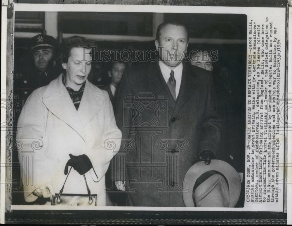 1954 Press Photo Russian politician Jacob Malik &amp; Dr Gertrude Sekaninova - Historic Images