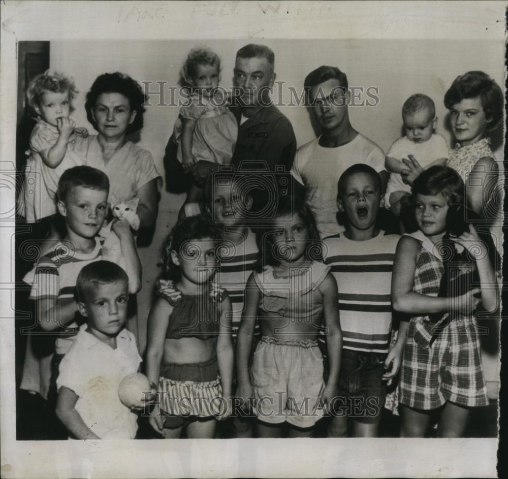 1955 Press Photo Master Sgt &amp; Mrs Arthur Hunter &amp; their 14 children - RSL86515 - Historic Images