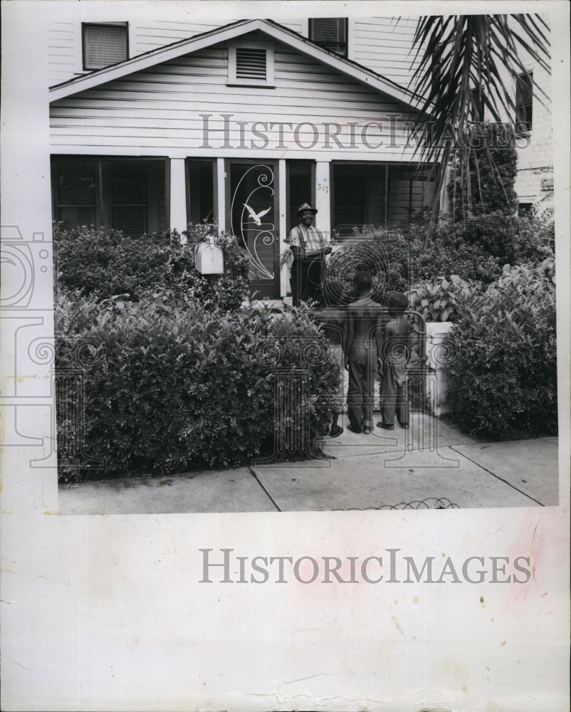 1960 Press Photo Chester James Sr Town Boys water lawn - RSL93075 - Historic Images