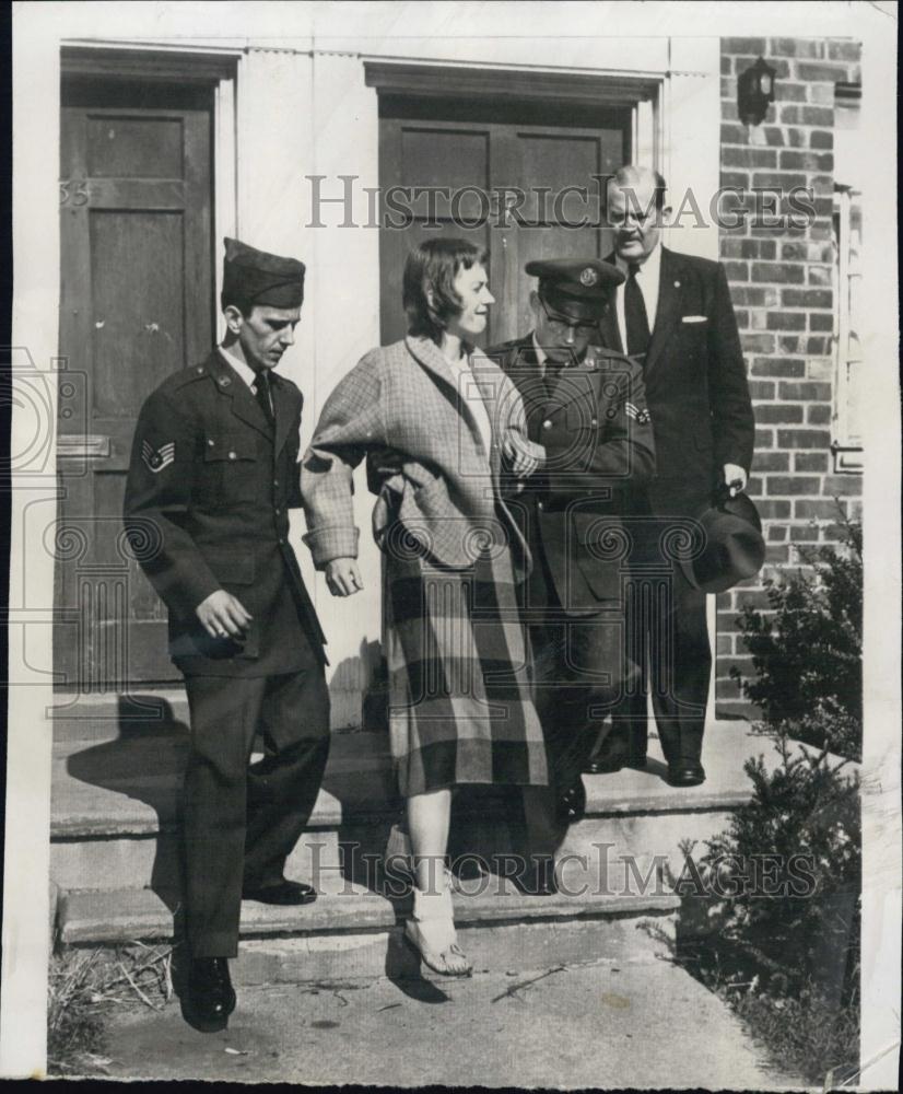 1955 Press Photo Air Force Sgt Jerry Danman and wife Marilyn after child kidnap - Historic Images