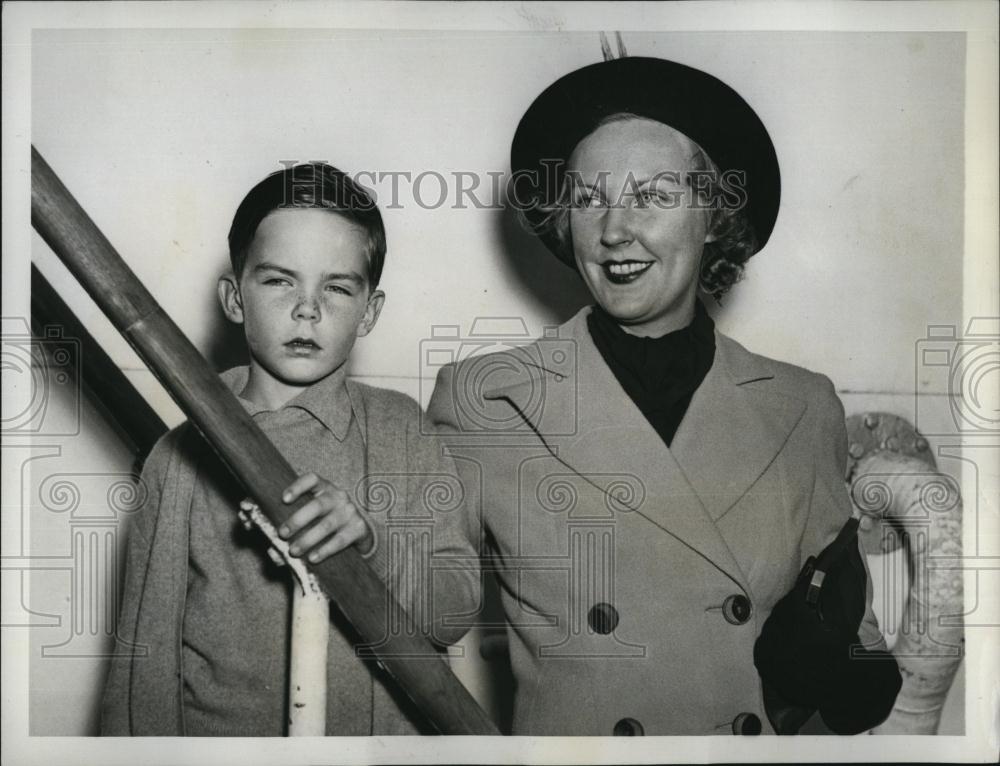 1937 Press Photo Mrs Dudley Field Malone wife of famous lawyer and son SS Ile - Historic Images