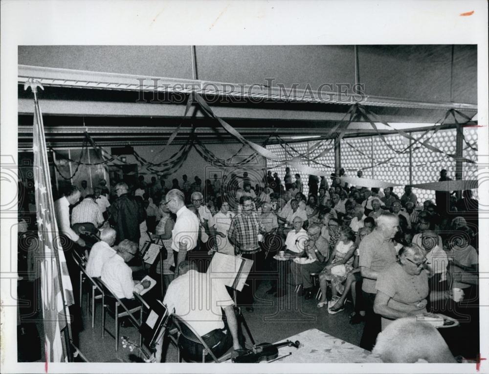 1972 Press Photo group of people at celebration - RSL69333 - Historic Images