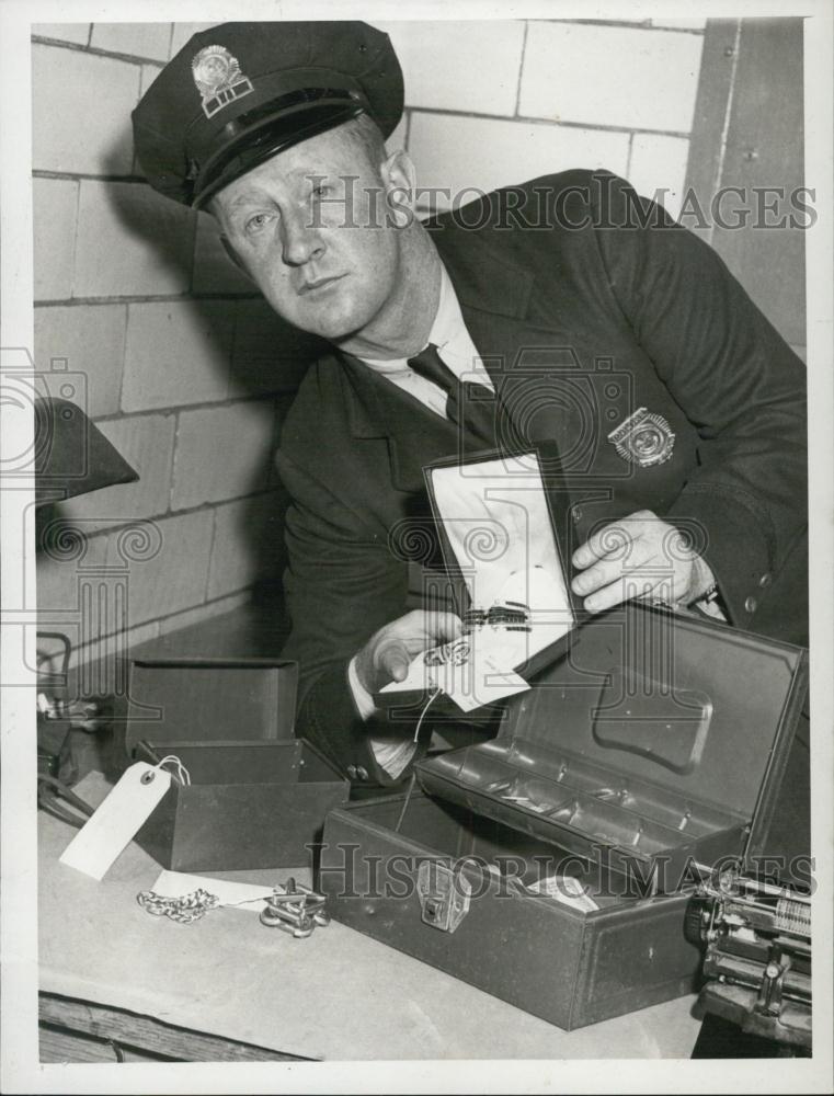 1947 Press Photo Miriam Hopkins Jewelery Found In Her Dressing Room By Cop - Historic Images