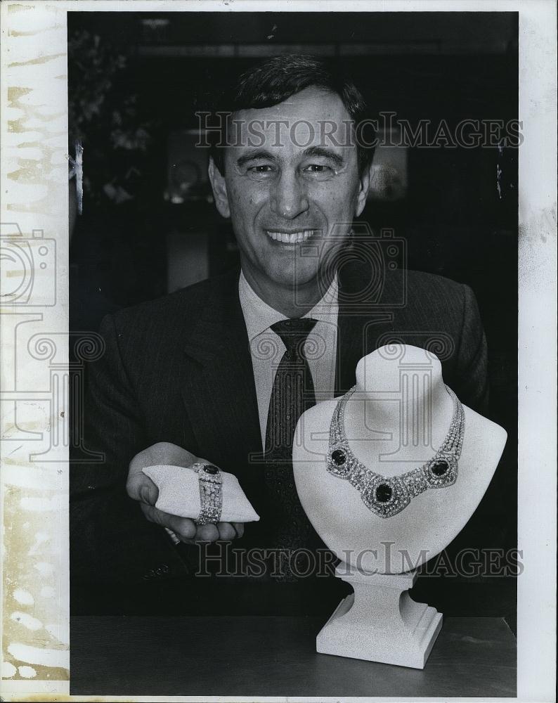 Press Photo Ralph Destino chairman of Cartier displays bracelet &amp; necklace - Historic Images