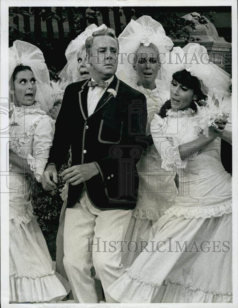Press Photo Van Johnson in The Dean Martin Show" - RSL61869 - Historic Images