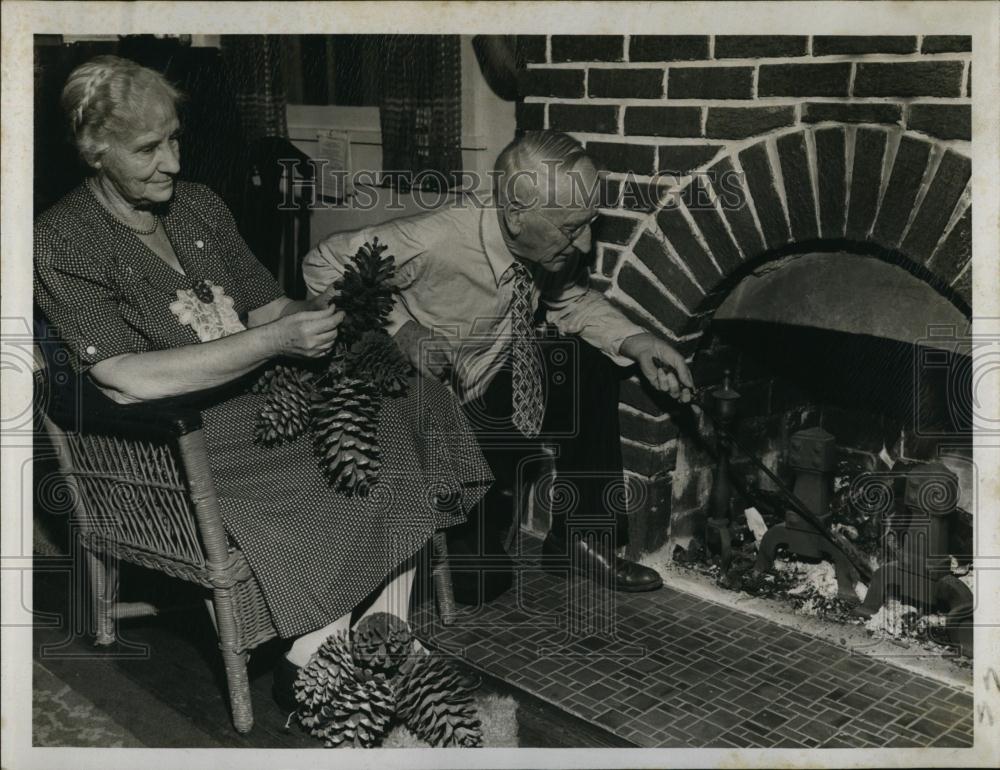 Press Photo Mr and Mrs Harry Trotter in their Fireplace - RSL97811 - Historic Images