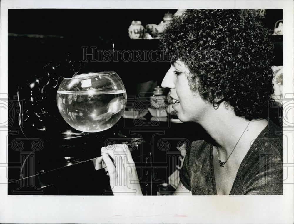 1979 Press Photo Anne Thomas, looked at a fishbowl with attached ceramic - Historic Images