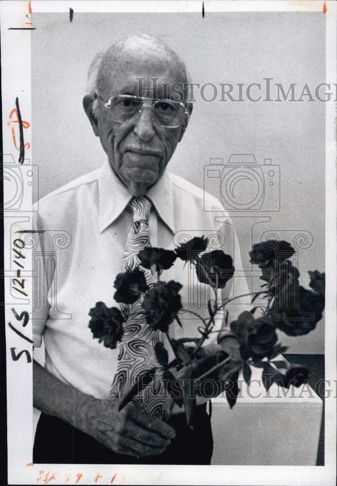 1977 Press Photo George Sturgeon Rose Judge and Consultant - RSL63519 - Historic Images