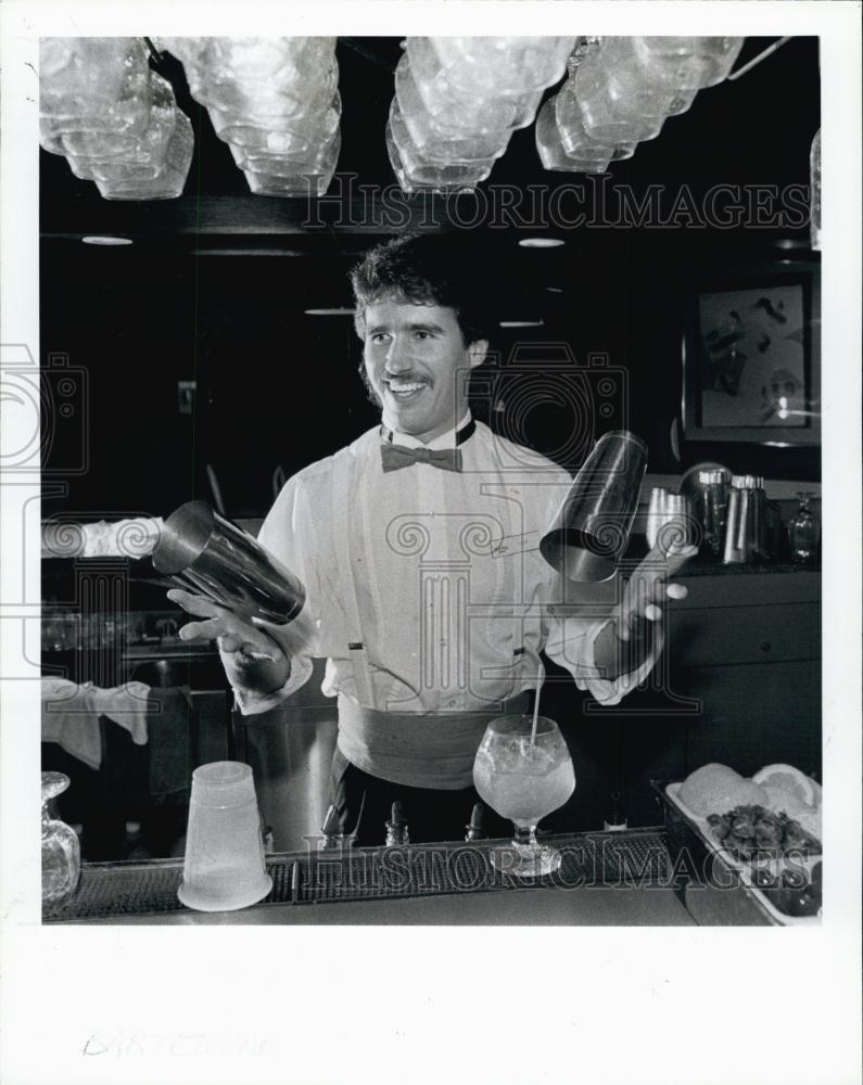 1988 Press Photo Sean Sturgeon Bartender in New York - RSL63517 - Historic Images