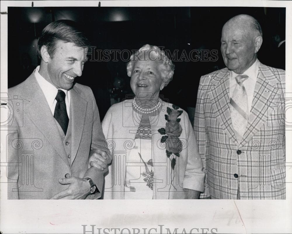 1977 Press Photo Astronaut Paul Weitz Banquet General and Mrs Edward White - Historic Images