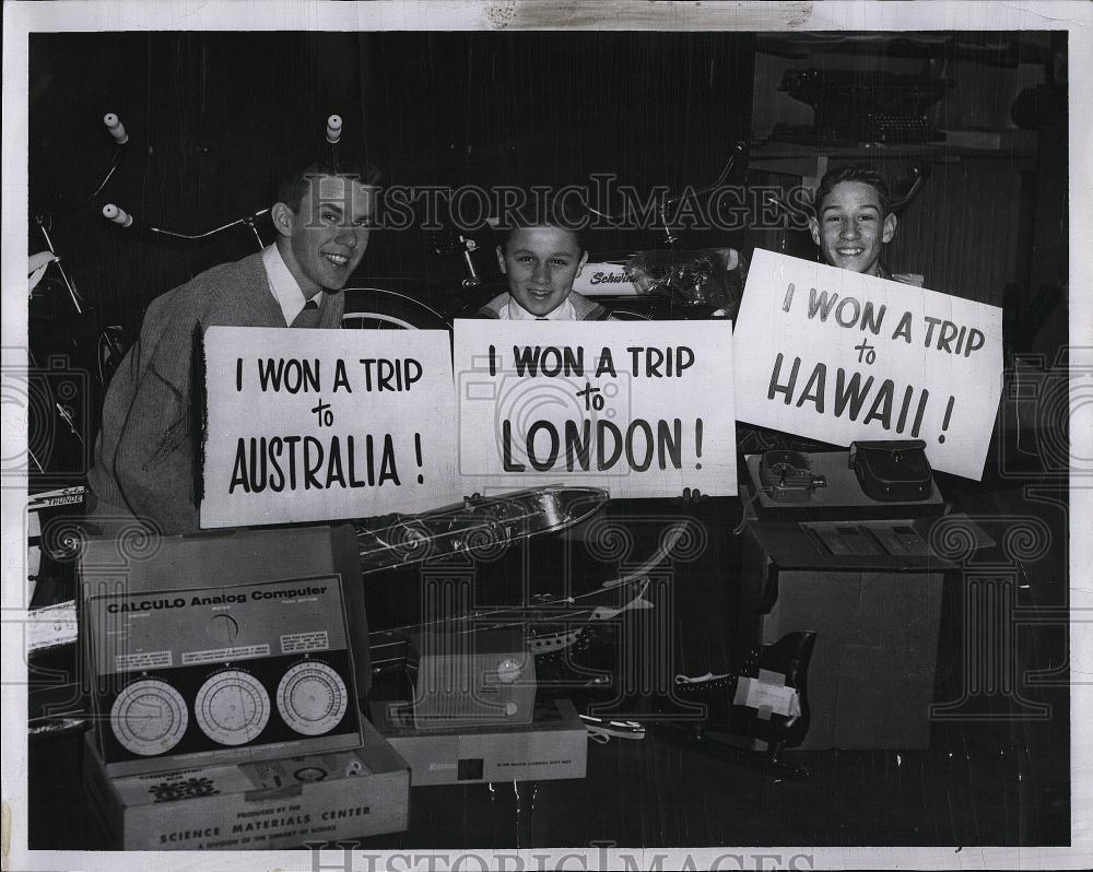 1960 Press Photo Billy Statsky Fred Hennessey Prize winnders newspaperboys - Historic Images