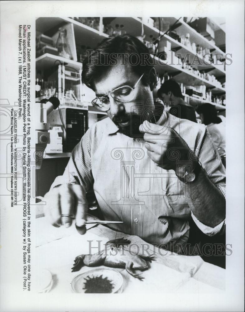 1988 Press Photo Dr Michaels Zasloff, discovered chemicals in Frog skin - Historic Images