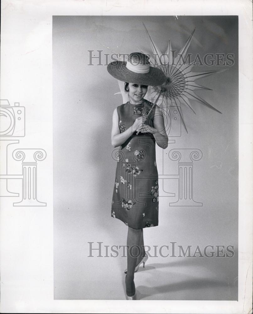 1964 Press Photo Fashion Model Modeling Floral Shift With Violet Background - Historic Images