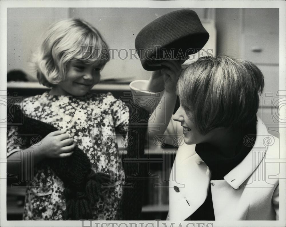 1966 Press Photo Actress Judi West of &quot;Fortune Cookie&quot; at NE Home for Children - Historic Images