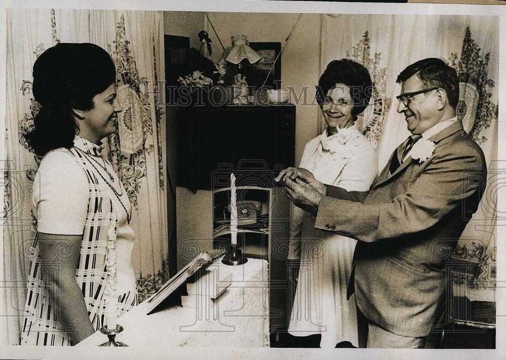 1975 Press Photo Henry Barszcz wedding ring finger bride Eula Clark - RSL97063 - Historic Images