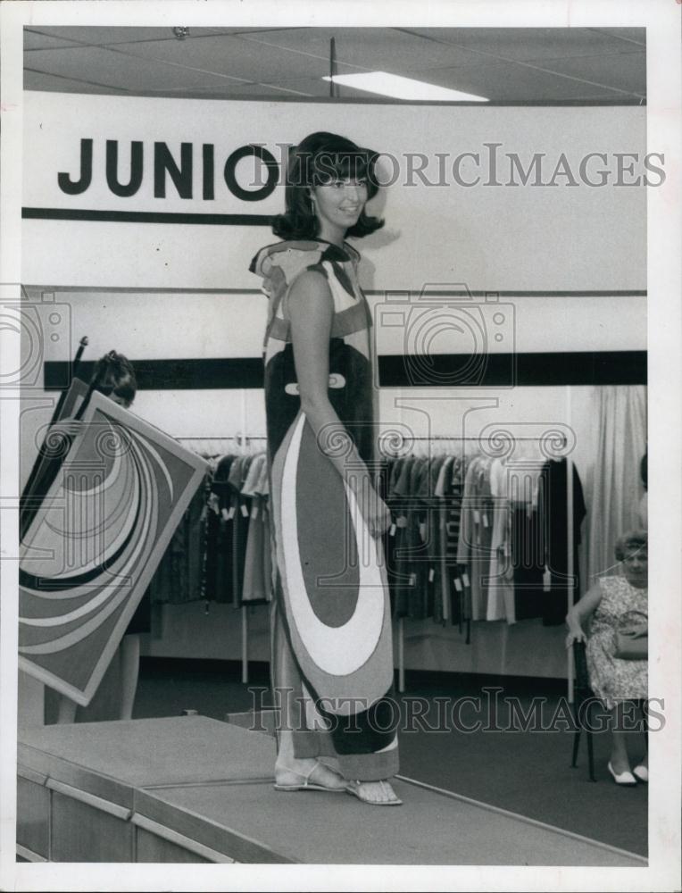 1967 Press Photo Lynda West modelling dress made from 2 bath towel &amp; hand towel - Historic Images