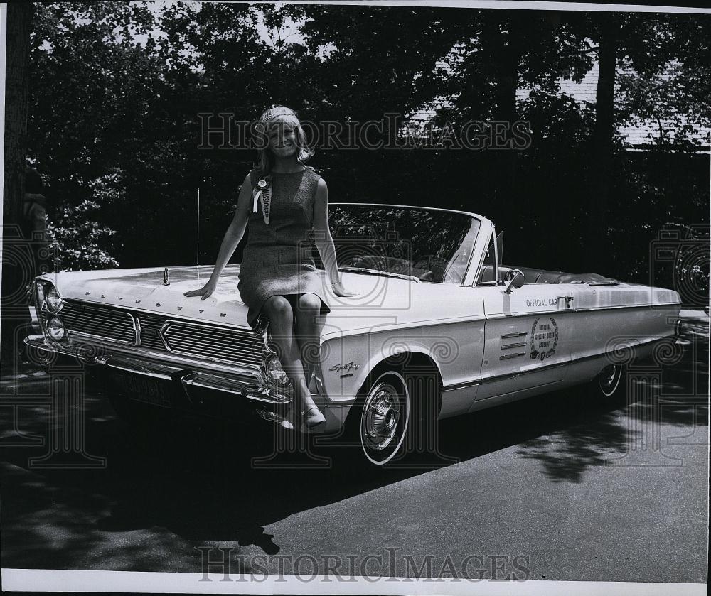 1966 Press Photo Sandra Lee Olsen won the car from College Queen in New York - Historic Images