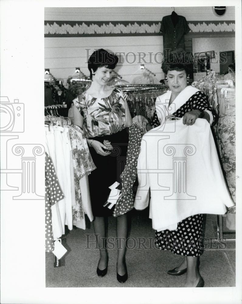 1992 Press Photo Sue Mudge, Pilot Club, Mary Louise Brock, Fashion Show, Clothes - Historic Images