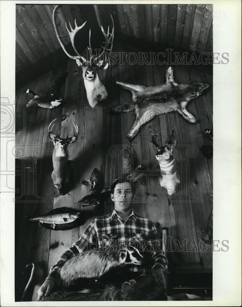 1986 Press Photo New Hampshire trapper Harold Webster In His Game Room - Historic Images