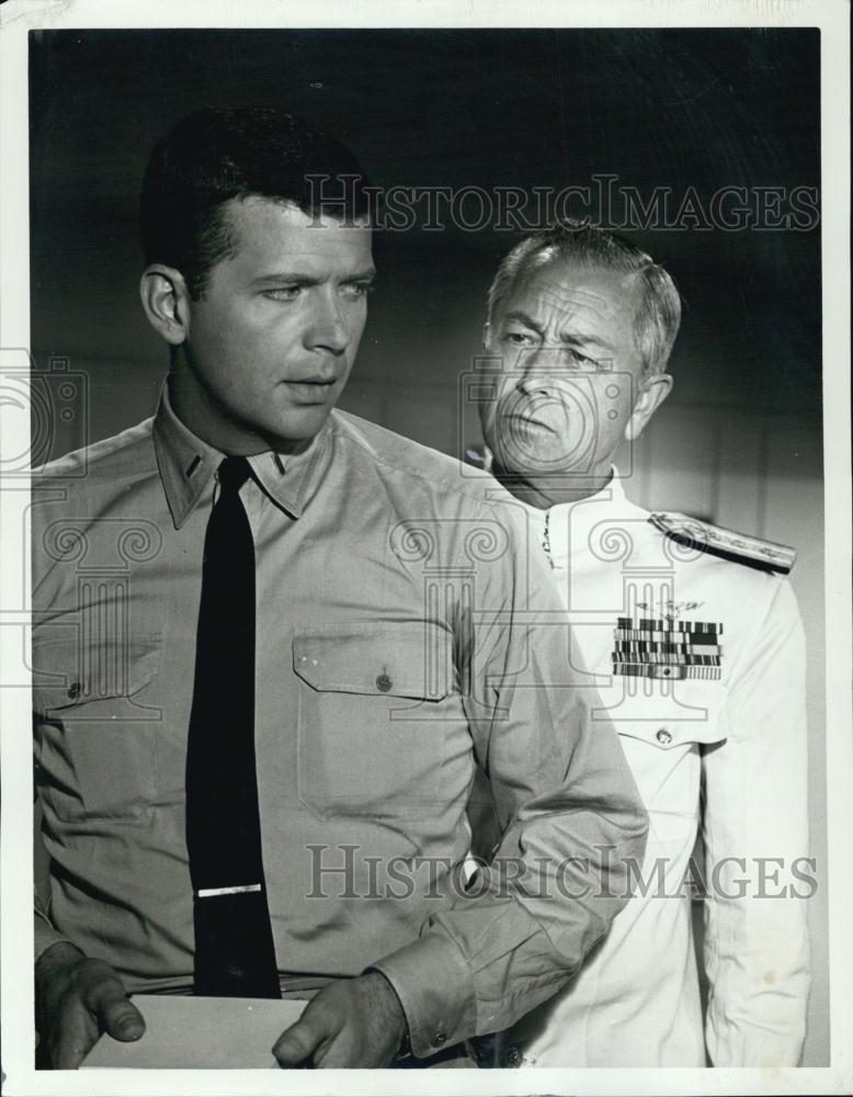 1965 Press Photo Robert Reed and Robert Young in "The Admiral" - RSL04367 - Historic Images