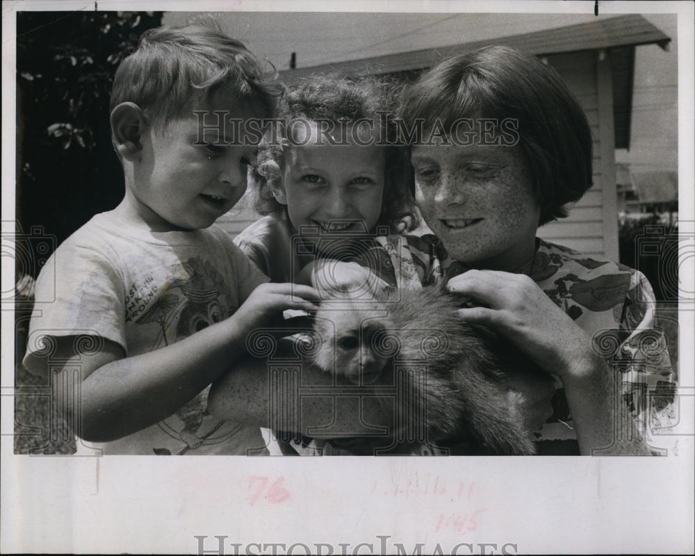 1966 Press Photo Ray Williams children with baby monkey Timmy - RSL97573 - Historic Images