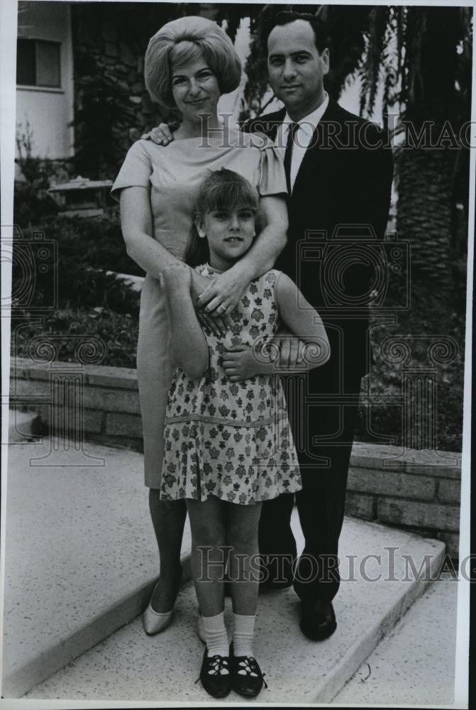 1966 Press Photo Dr Theodore H And Shirley, Sheri Maiman, John Hertz Award - Historic Images