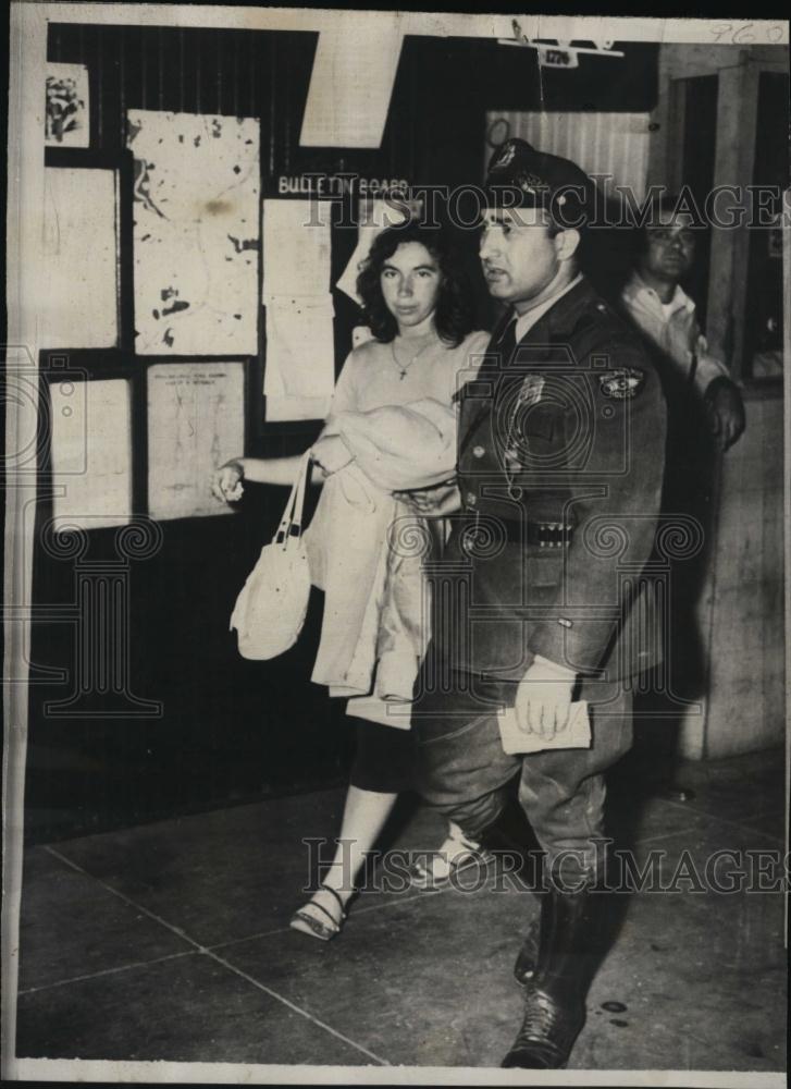 1952 Press Photo Missing Girl Gail Barbara Cook, with police officer Napoli - Historic Images