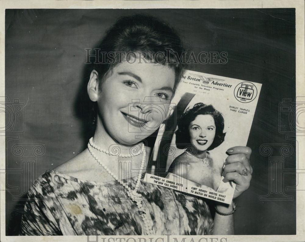 1960 Press Photo Model Patricia Conln on Magazine - RSL05455 - Historic Images