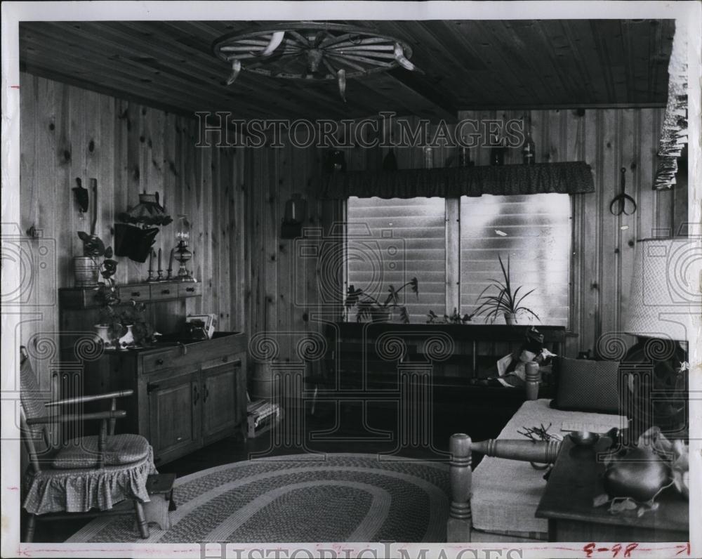 1960 Press Photo Room in home of Leo Traylor - RSL99303 - Historic Images