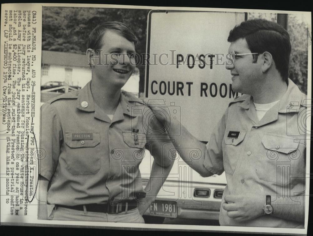 1974 Press Photo Army PFC Robert K Preston, Lawyer Capt Herbert Moncier - Historic Images