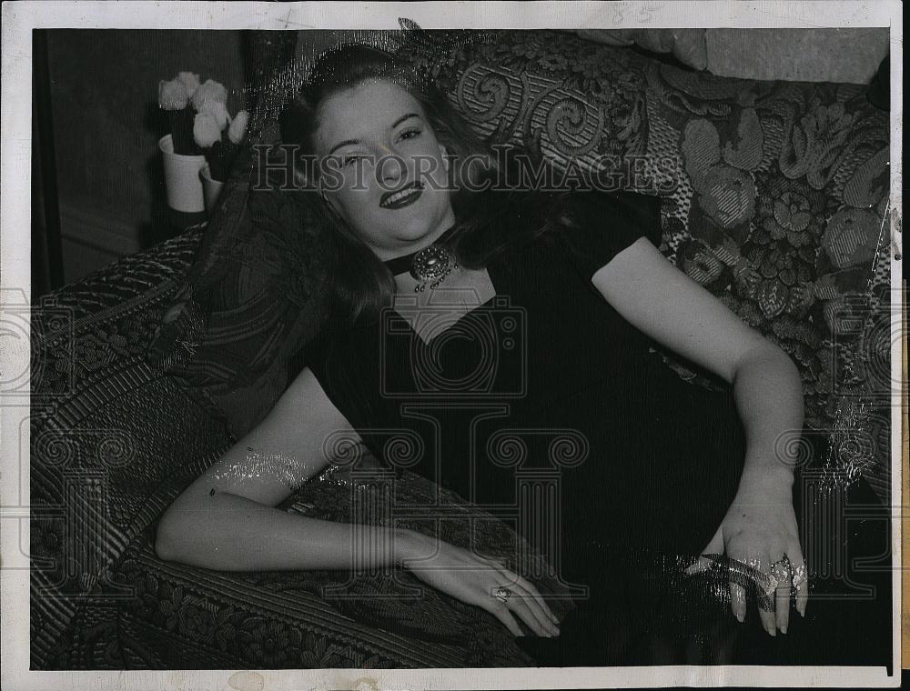 1946 Press Photo Dorothy Sharkey, professional model for "Photogenic Queen" - Historic Images