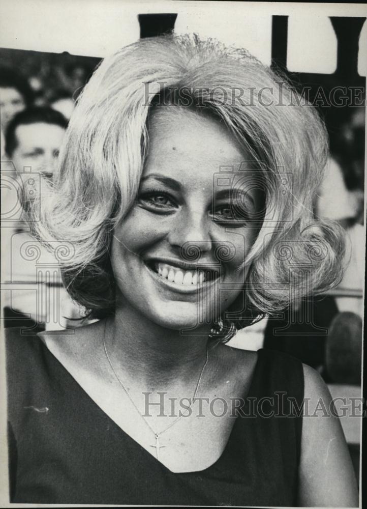 1965 Press Photo Elizabeth Carroll Girlfriend Boston Red Sox Tony Conigliaro - Historic Images