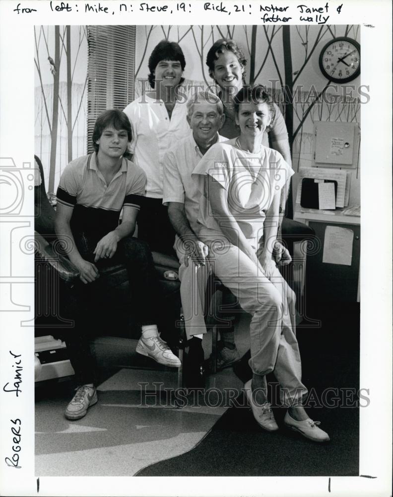 1986 Press Photo Entire Rogers Family Give Blood At Local Blood Bank - RSL65725 - Historic Images