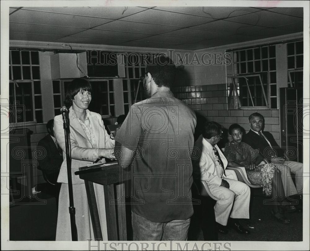 1979 Press Photo Mary J Dickerson Gives Certificate to Walpole Prison Inmate - Historic Images